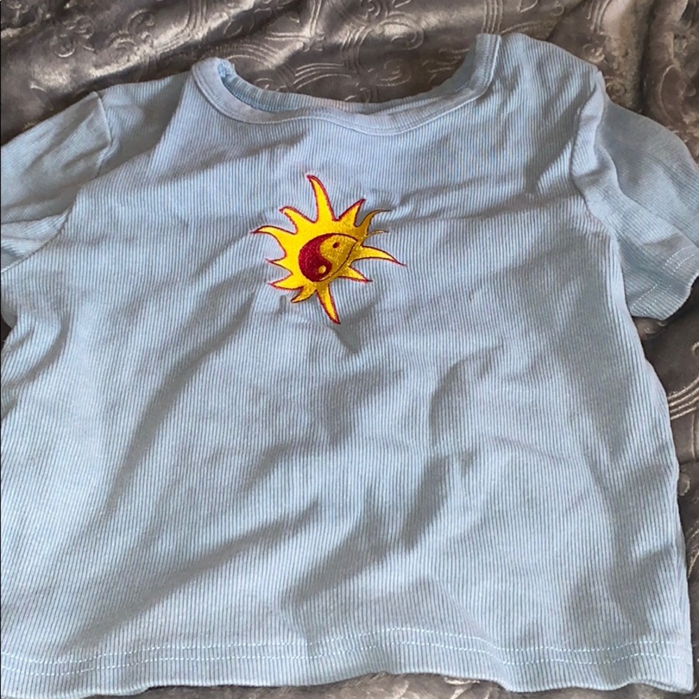 Cropped blue yin yang sun tee shirt